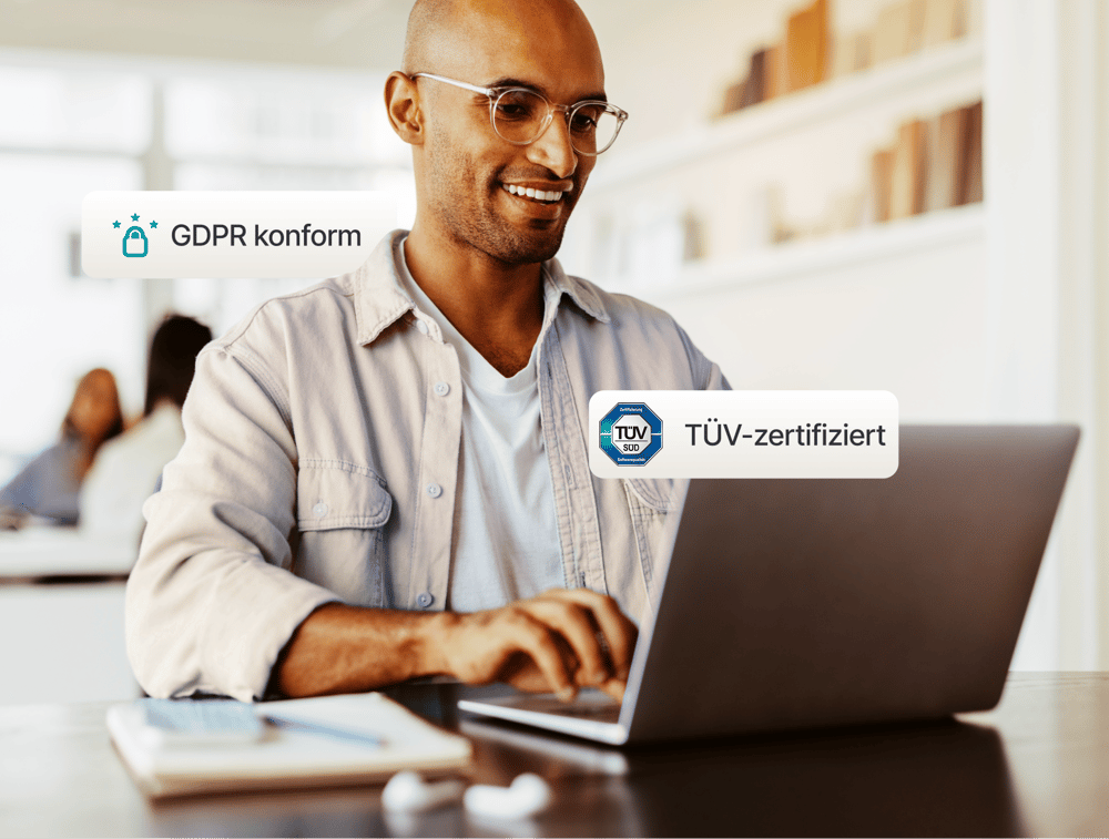 Hochschulmitarbeitende nutzen DSGVO-konforme Studo-Lösungen mit TÜV SÜD-Zertifizierung am Computer.