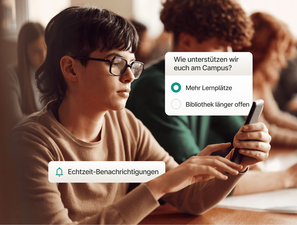 Ein Student nutzt die Studo App auf seinem Smartphone, um Echtzeit-Benachrichtigungen und eine Feedback-Umfrage anzuzeigen.
