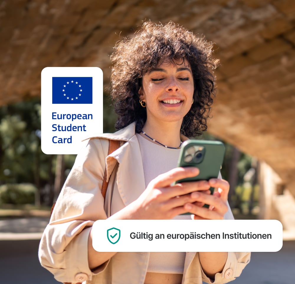 Studierende Person nutzt ein Smartphone, auf dem die European Student Card angezeigt wird, die an europäischen Institutionen gültig ist