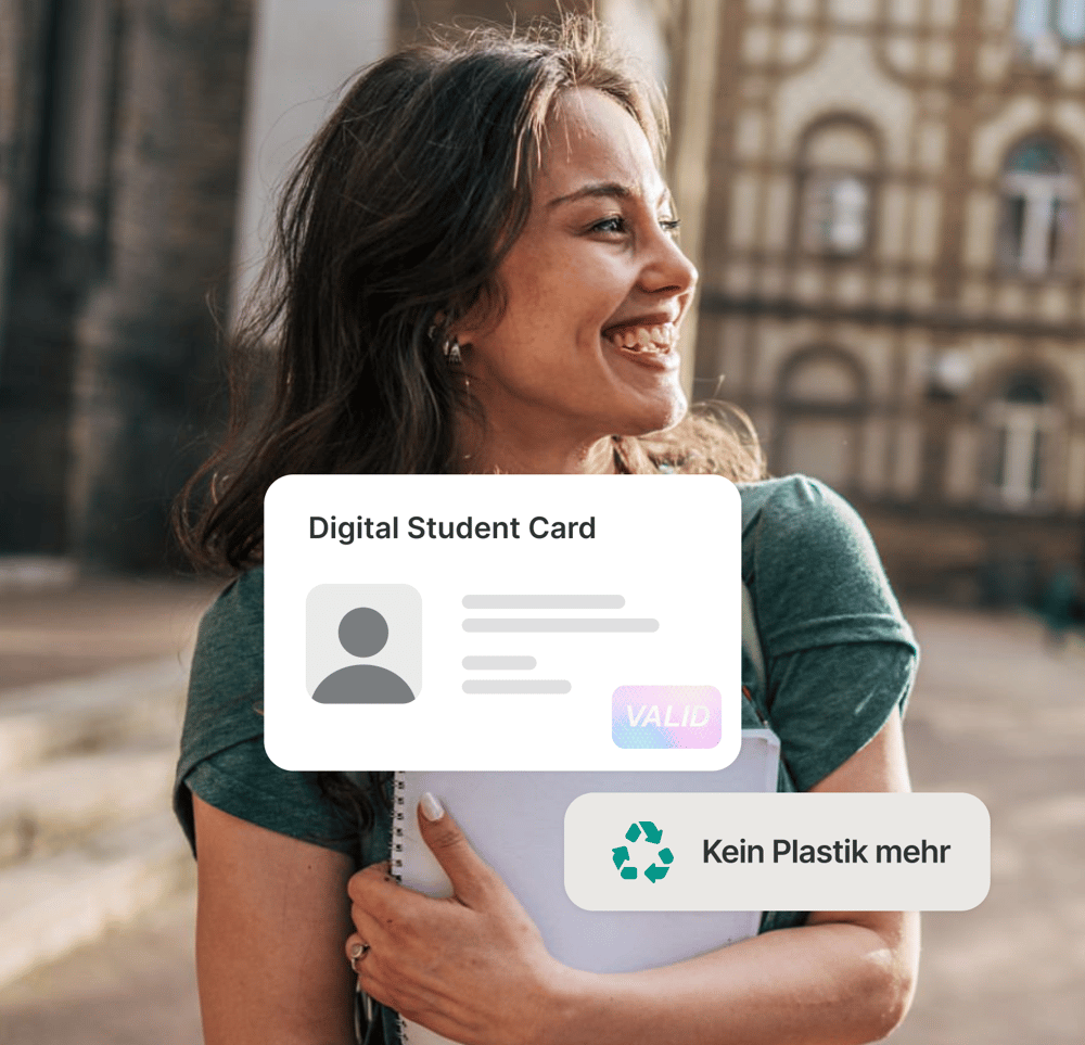 Lächelnde studierende Person auf dem Campus mit digitalem Studierendenausweis, welche den Umstieg auf plastikfreie Karten hervorhebt