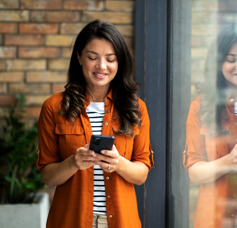 Studierende Person gibt zu Hause per Smartphone Feedback zu einer Lehrveranstaltung über die mobile Evaluierungsfunktion von Studo