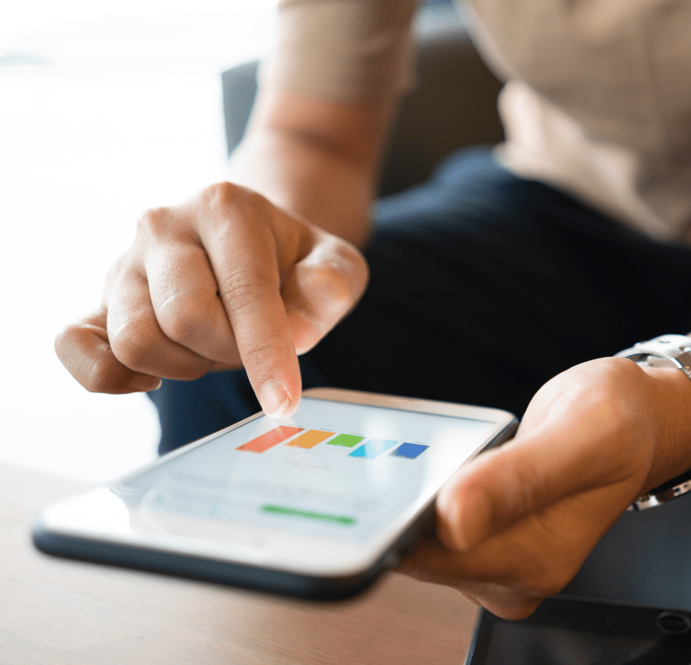 Studierende Person betrachtet auf einem Smartphone die als Balkendiagramm dargestellten Umfrageergebnisse im Studo Survey Feature