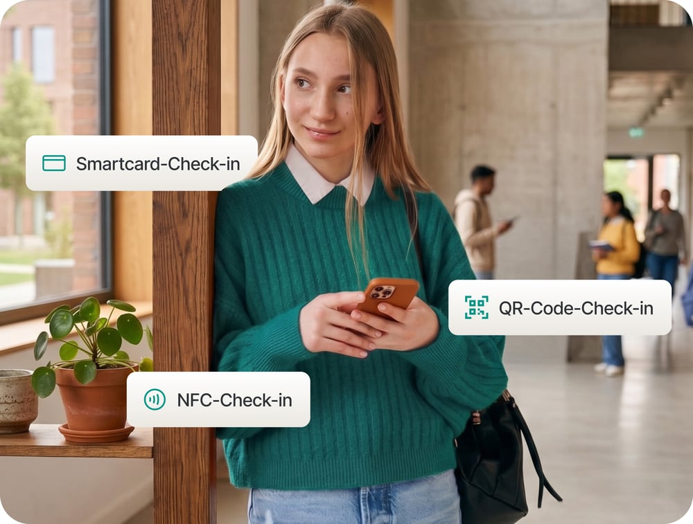 Ein Student nutzt sein Smartphone für die Anmeldung auf dem Campus mittels NFC, QR-Code und Chipkarte.