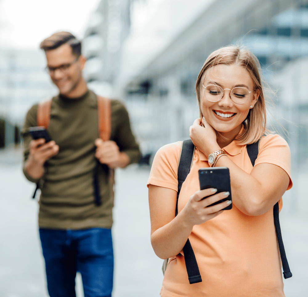 Studierende nutzen die Studo App auf ihrem Smartphone mit einem kostenlosen Zugang zur Studo Pro-Version