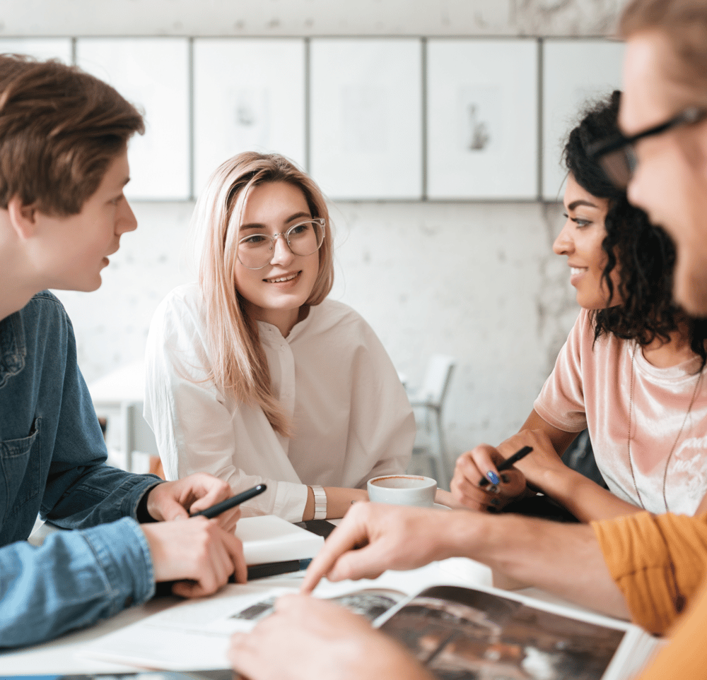 Gruppe von Studierenden sitzt zusammen und diskutiert Ideen für ihre Hochschulvertretung oder Studierendenorganisation