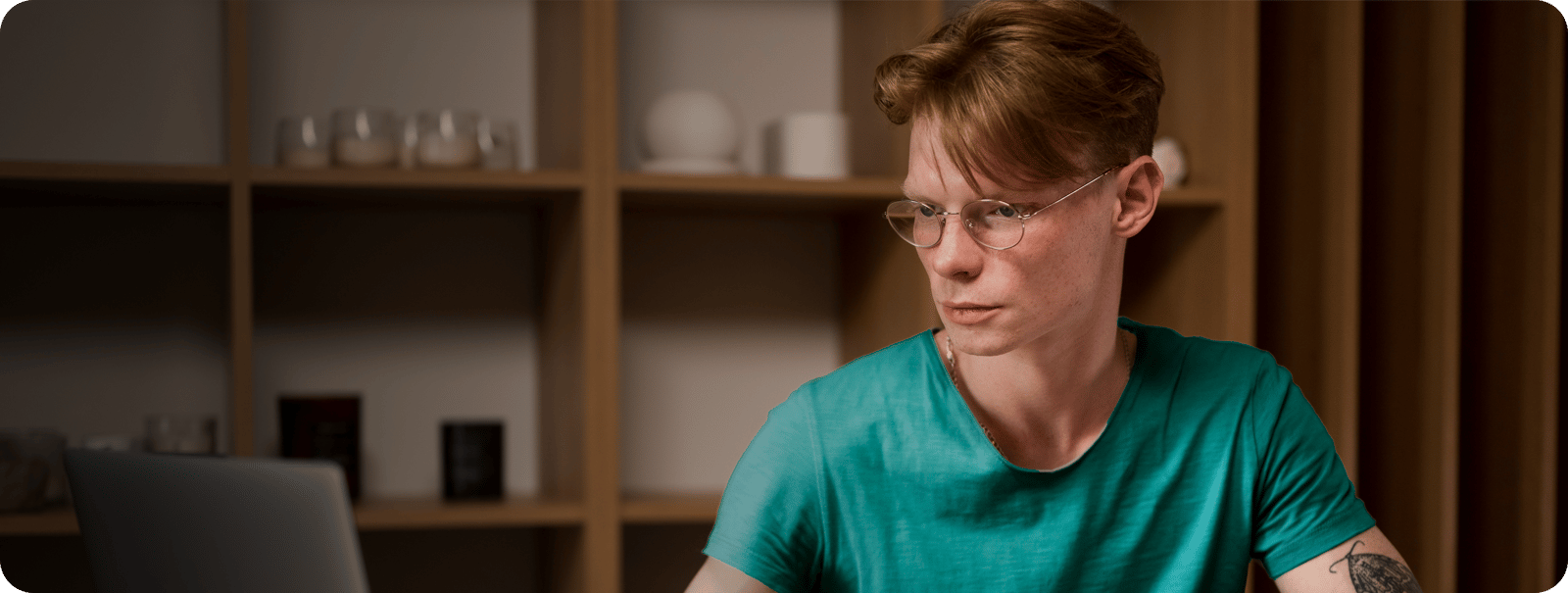 Ein Studierender arbeitet an einem Laptop.