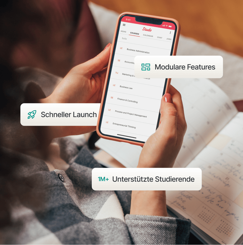 Studierende Person nutzt die Studo App auf dem Smartphone, um die Kursübersicht anzusehen und auf wichtige Funktionen für Studierende zuzugreifen