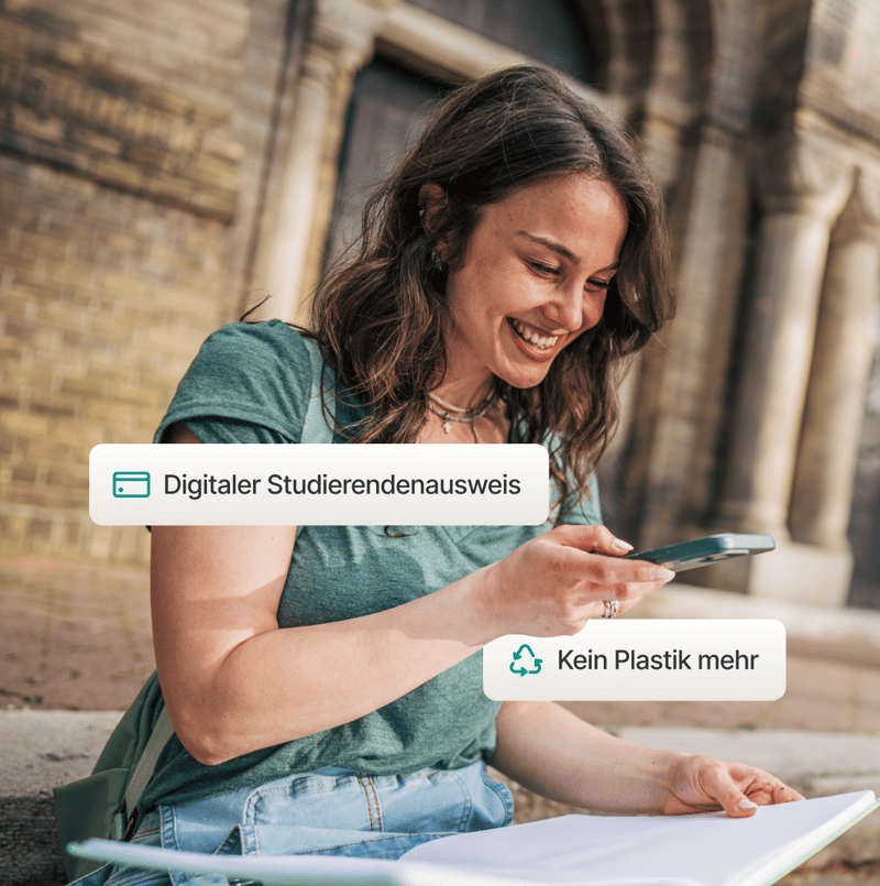 Lächelnde studierende Person auf dem Campus mit digitalem Studierendenausweis, welche den Umstieg auf plastikfreie Karten hervorhebt