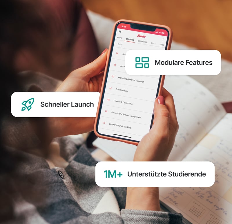 Studierende Person nutzt die Studo App auf dem Smartphone, um die Kursübersicht anzusehen und auf wichtige Funktionen für Studierende zuzugreifen