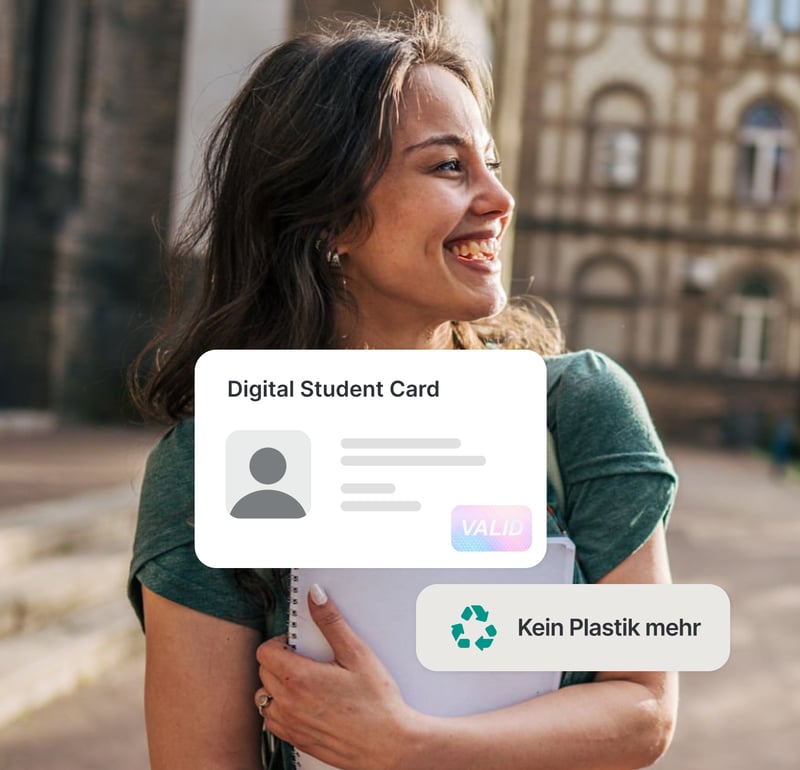 Lächelnde studierende Person auf dem Campus mit digitalem Studierendenausweis, welche den Umstieg auf plastikfreie Karten hervorhebt